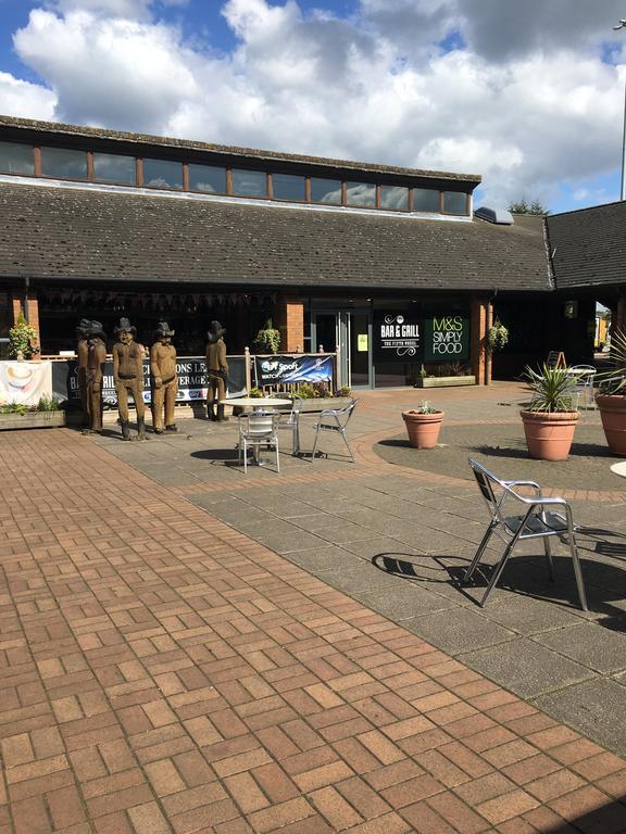 Warrington Motel, J20 M6 Lymm Services Luaran gambar